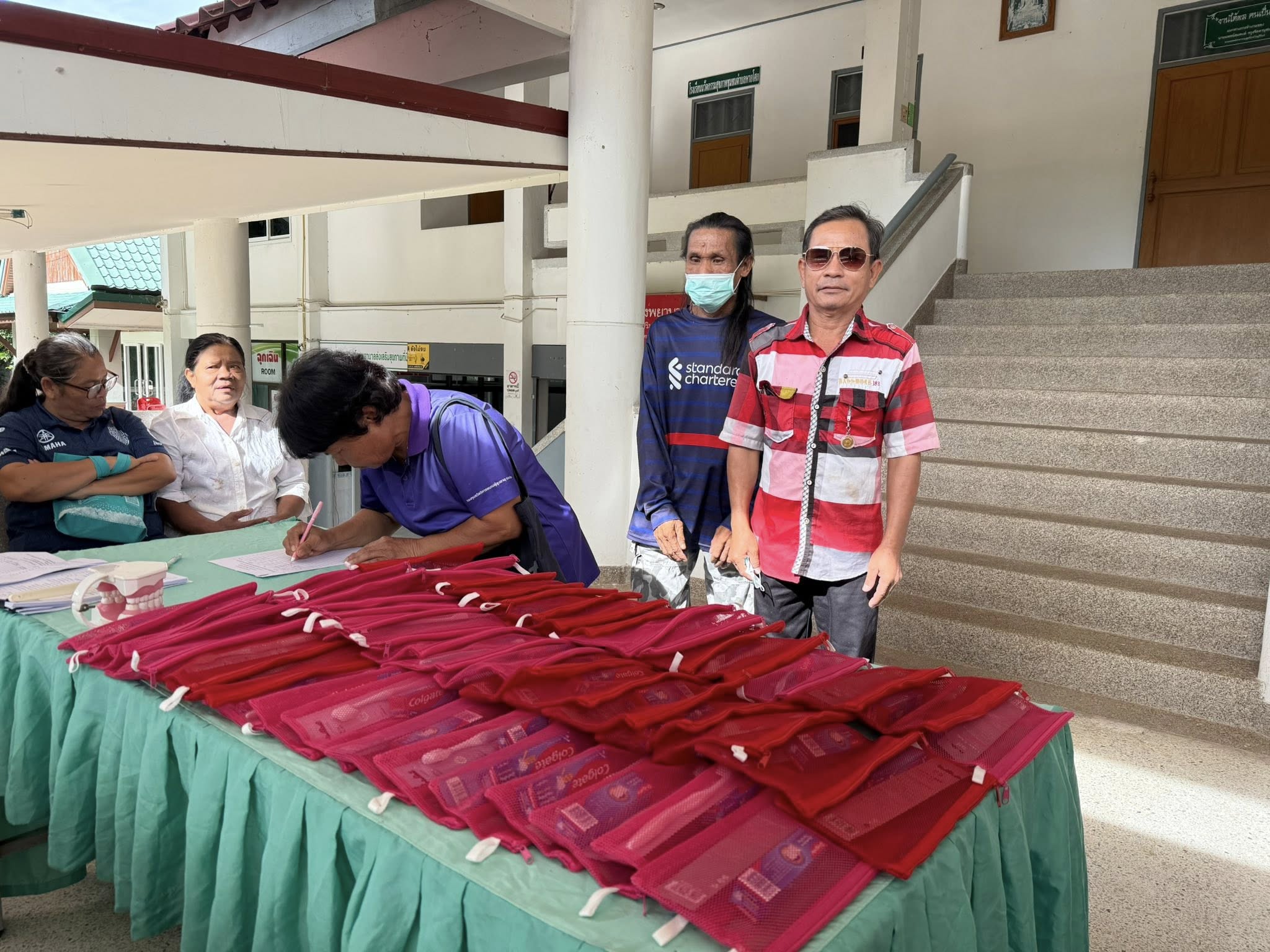 25 กันยายน 2568 รพ.สต.บ้านหายโศกร่วมกับชมรมอสม.ตำบลหายโศก ได้จัดกิจกรรม “โครงการยิ้มสดใส ก้าวสู่สูงวัยอย่างมีคุณภาพ ปีงบประมาณ 2568” สนับสนุนโดยงบกองทุนบัตรประกันสุขภาพท้องถิ่นตำบลหายโศก