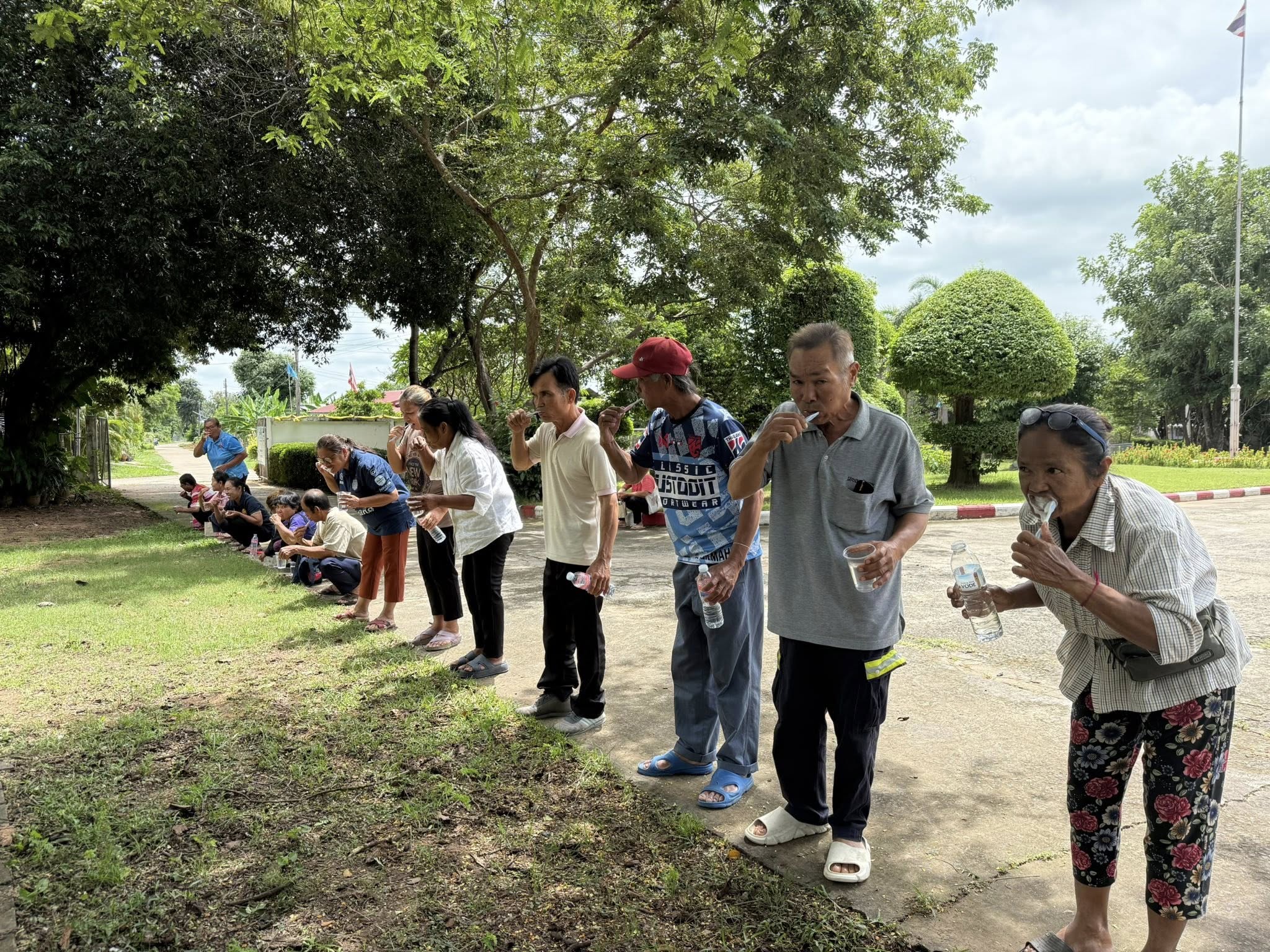 25 กันยายน 2568 รพ.สต.บ้านหายโศกร่วมกับชมรมอสม.ตำบลหายโศก ได้จัดกิจกรรม “โครงการยิ้มสดใส ก้าวสู่สูงวัยอย่างมีคุณภาพ ปีงบประมาณ 2568” สนับสนุนโดยงบกองทุนบัตรประกันสุขภาพท้องถิ่นตำบลหายโศก