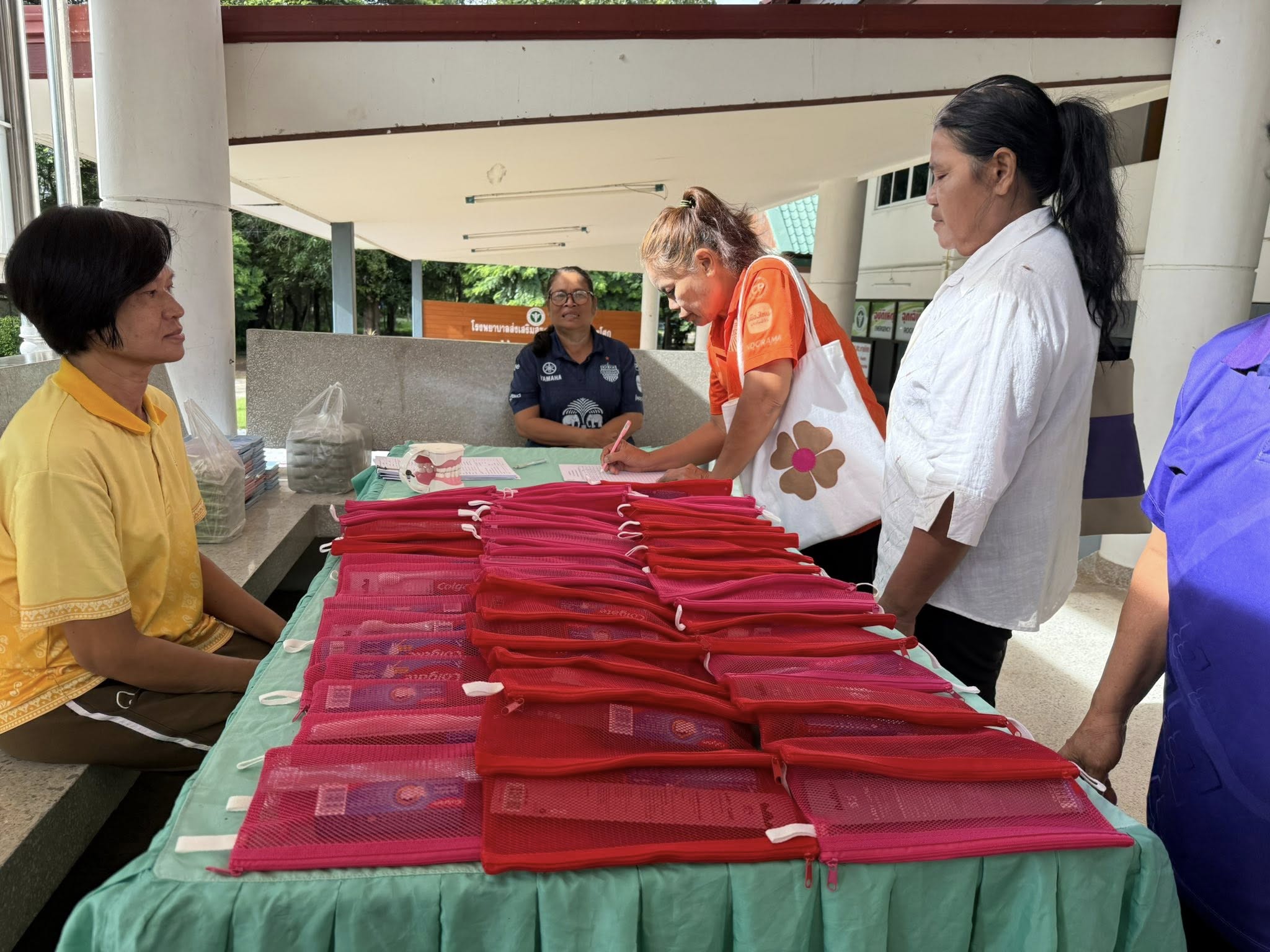 25 กันยายน 2568 รพ.สต.บ้านหายโศกร่วมกับชมรมอสม.ตำบลหายโศก ได้จัดกิจกรรม “โครงการยิ้มสดใส ก้าวสู่สูงวัยอย่างมีคุณภาพ ปีงบประมาณ 2568” สนับสนุนโดยงบกองทุนบัตรประกันสุขภาพท้องถิ่นตำบลหายโศก