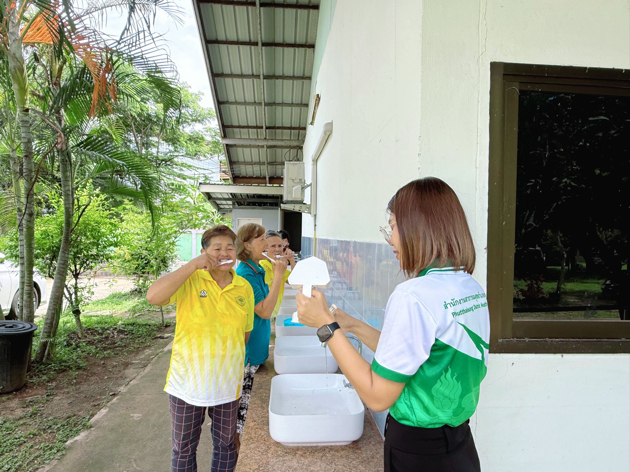 รพ.สต.บ้านหายโศก โดย น.ส.วิลาวัลย์ มีสมานพงษ์  ได้ให้ความรู้ด้านการดูแลสุขภาพช่องปาก ฝึกแปรงฟันที่ถูกวิธี ให้ผู้สูงอายุ  ณ.ปัจฉิมาวิทยาลัยตำบลหายโศก (โรงเรียนผู้สูงอายุ) 