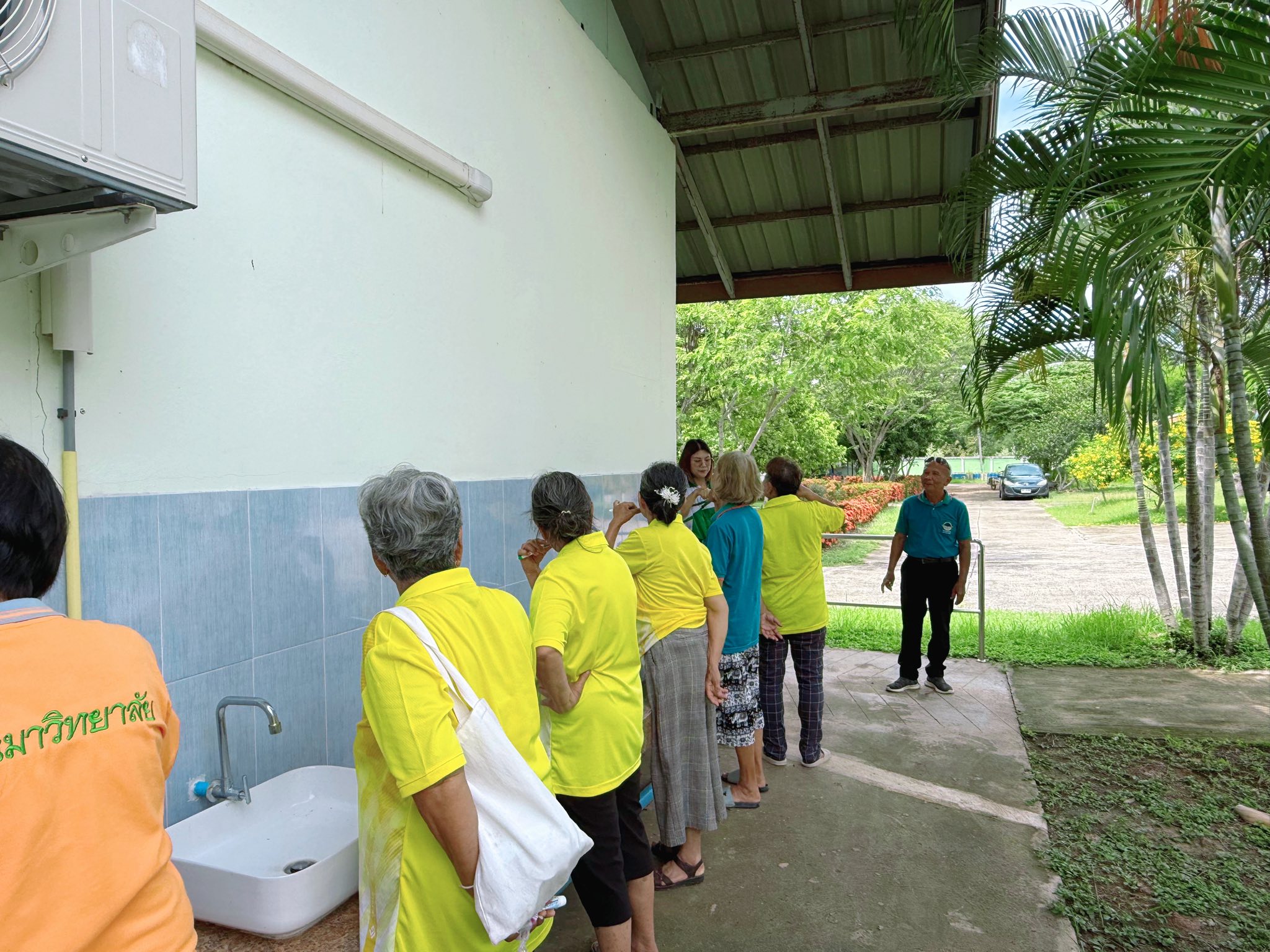 รพ.สต.บ้านหายโศก โดย น.ส.วิลาวัลย์ มีสมานพงษ์  ได้ให้ความรู้ด้านการดูแลสุขภาพช่องปาก ฝึกแปรงฟันที่ถูกวิธี ให้ผู้สูงอายุ  ณ.ปัจฉิมาวิทยาลัยตำบลหายโศก (โรงเรียนผู้สูงอายุ) 